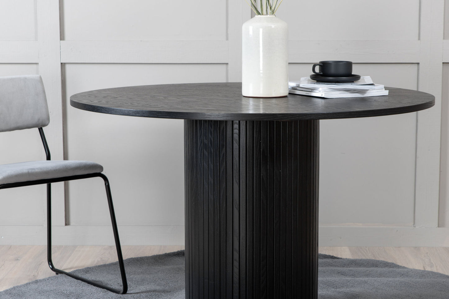 Bianca dining room table round black